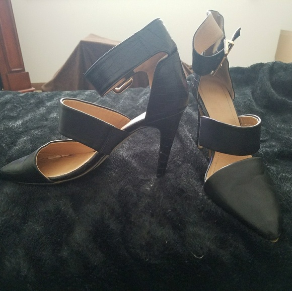 Black closed toe heel - Picture 1 of 2